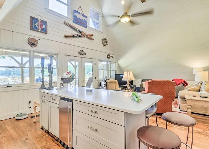 Lake Martin Cabin W/ Luxury Dock & Kayaks!