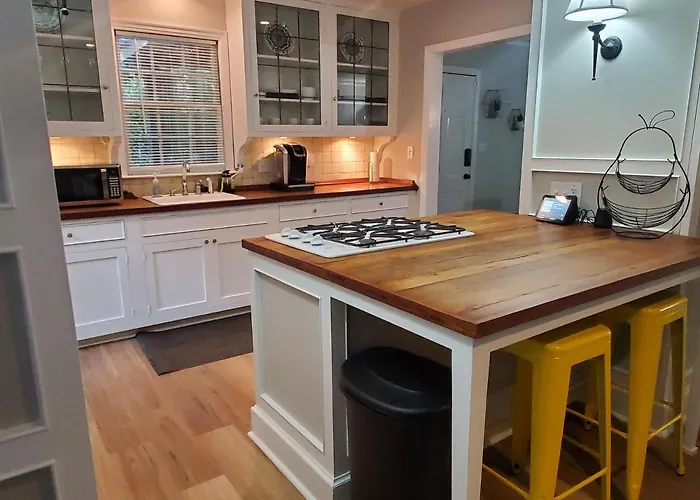 Cheerful 2 Bedroom Near Colleges, Downtown, Attractions