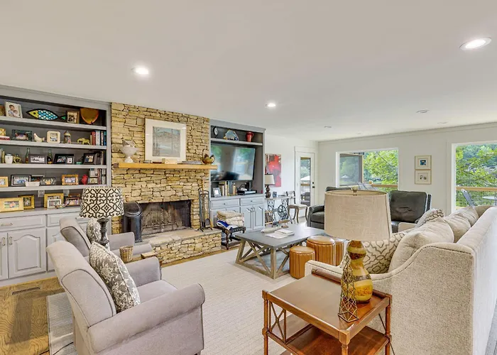 'Arcade Cove' - Renovated Lake Martin Home W/ Dock