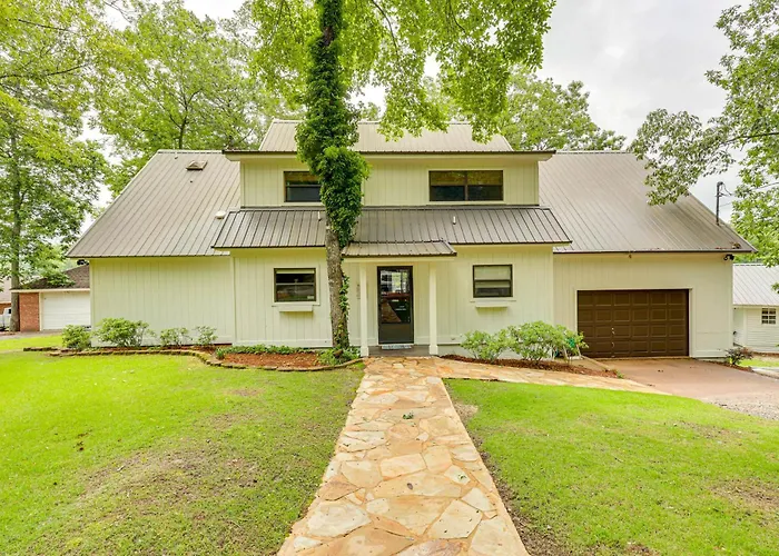 Waterfront Gem On Lake Martin W/ Kayaks & Dock!