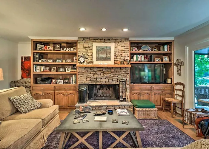 Delightful Waterfront Cabin Rental Overlooking Lake Martin, Elmore County, Alabama