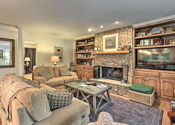 Delightful Waterfront Cabin Rental Overlooking Lake Martin, Elmore County, Alabama