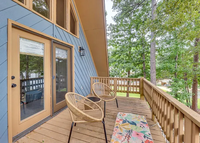 Cozy Eclectic Cabin W/ Lake Views & Shared Dock!